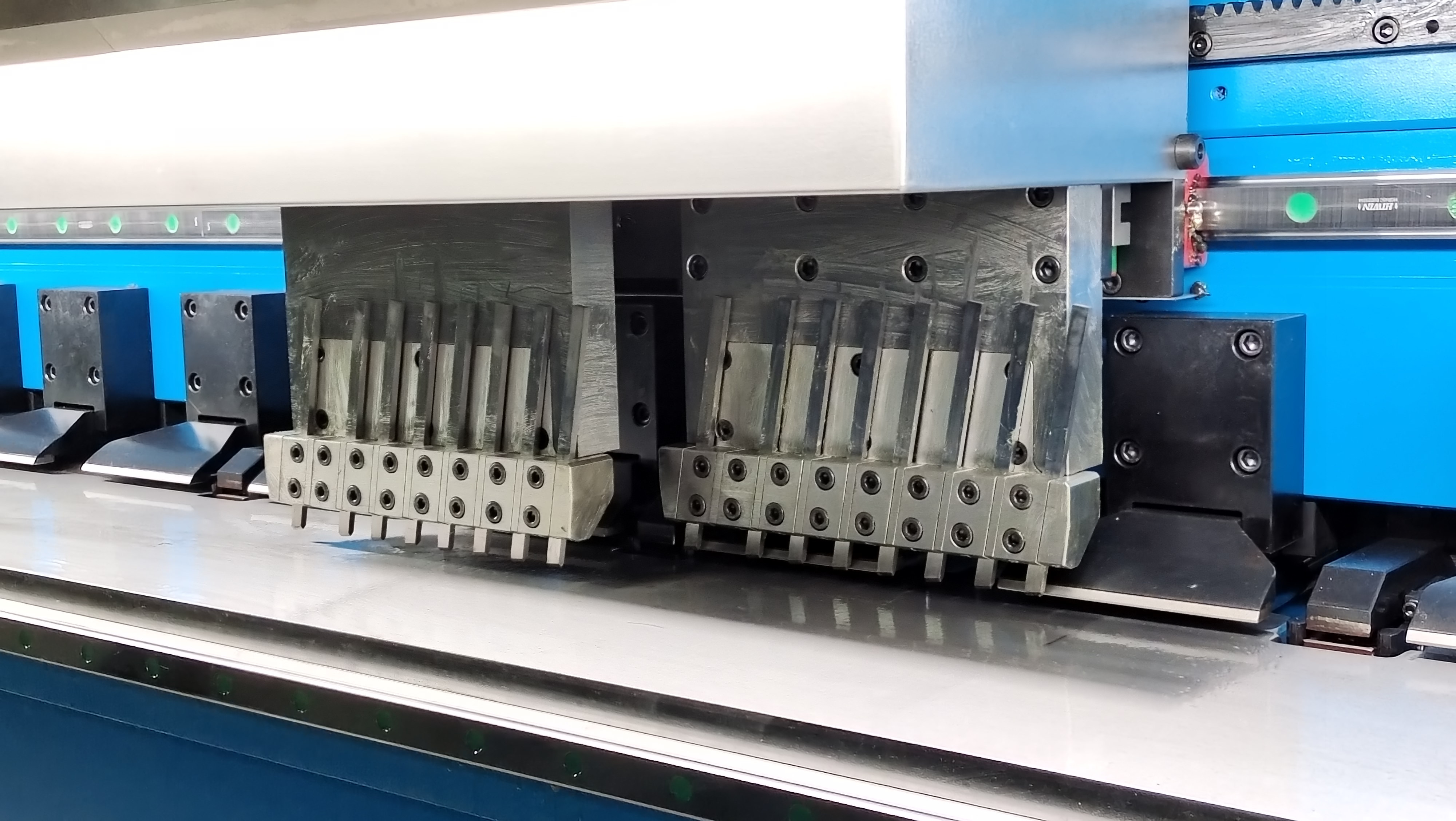 廣東國(guó)輝機(jī)械新款雙頭雙槽刨槽機(jī)震撼上市